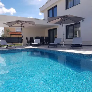 Dorina Villa